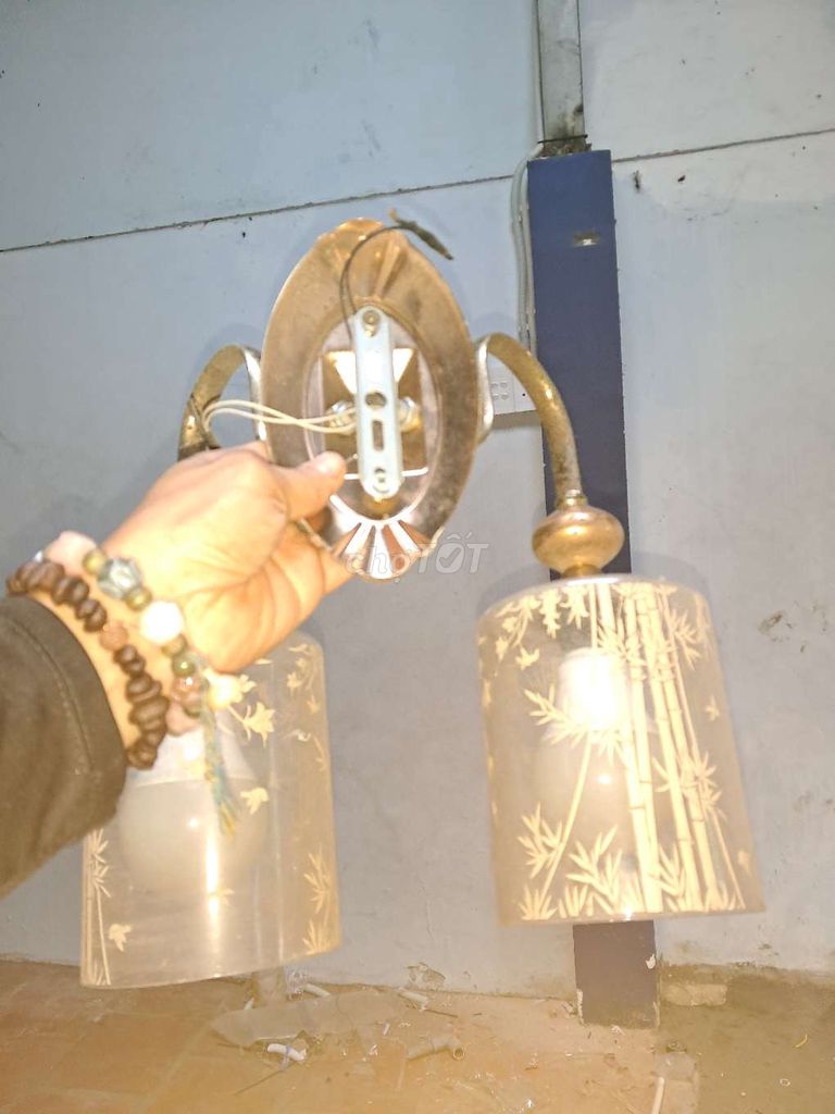 100k thanh lý Đèn treo tường Thủy tinh Vàng đồng. Mua bán Đèn tại Quận 12 Tp Hồ Chí Minh được đăng bởi Phượng Hoàng hình 1