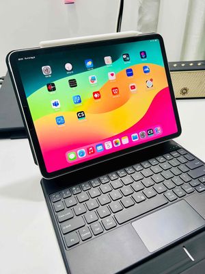 iPad Pro 2018 11 inch kèm bàn phím ESR + bút Astro