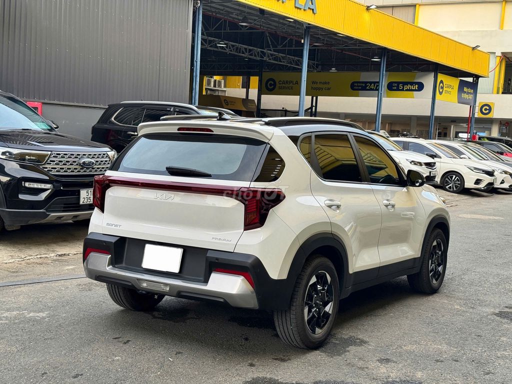 KIA Sonet 2024 1.5 Premium Белый 27 000 км