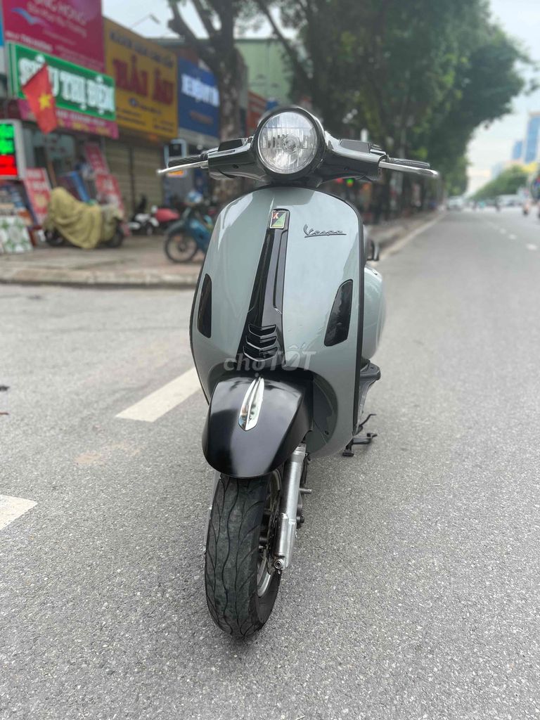 Xe điện Vespa xám đen