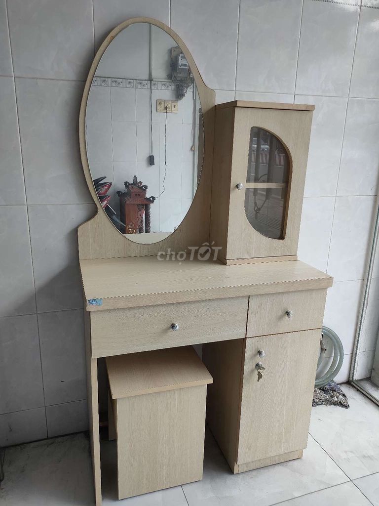 THANH LÝ BÀN TRANG ĐIỂM. Mua bán Bàn ghế tại Quận 7 Tp Hồ Chí Minh được đăng bởi Đinh Hữu Trí hình 1