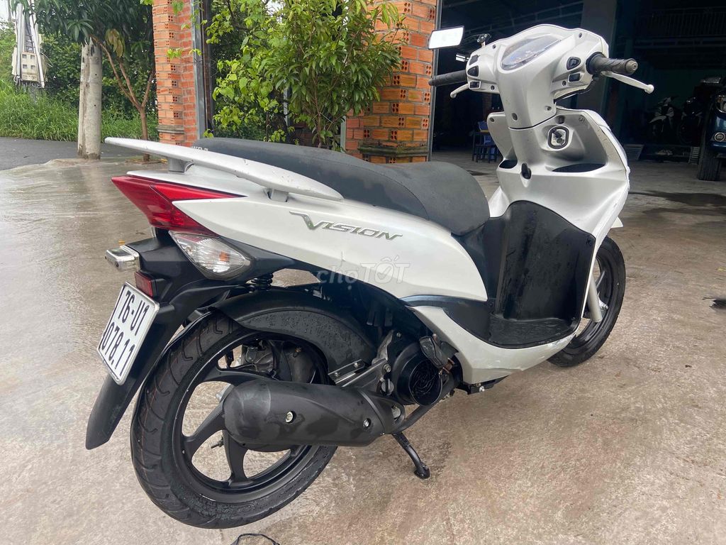 VISION MÀU TRẮNG MÁY CHẤT CHẠY NHẸ KHÔNG HÚ BS 76. Mua bán Xe máy tại Huyện Thống Nhất Đồng Nai được đăng bởi CHODONGNAI youtube video hình 5