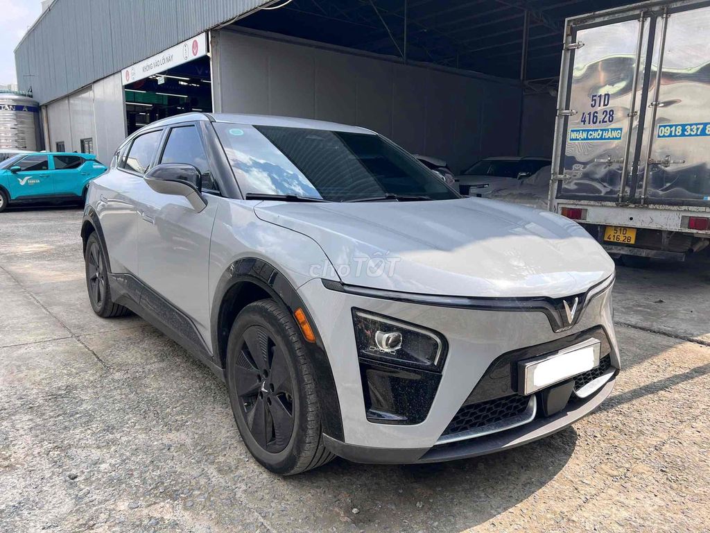 Серый суперсерфинг Vinfast VF7 Eco 2026, 7 000 км