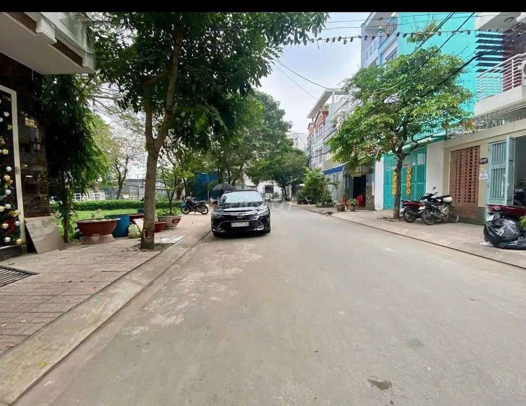 Giảm mạnh bốn  tỷ cho lô đất đep, mặt tiền đường, ngang 16m