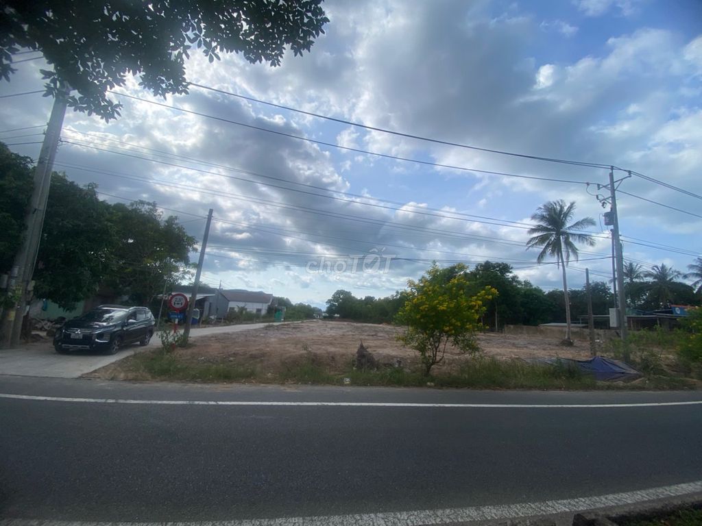 Bán lô đất sát biển, gần trung tâm, mặt đường DT973 Bãi Thơm, Phú Quốc