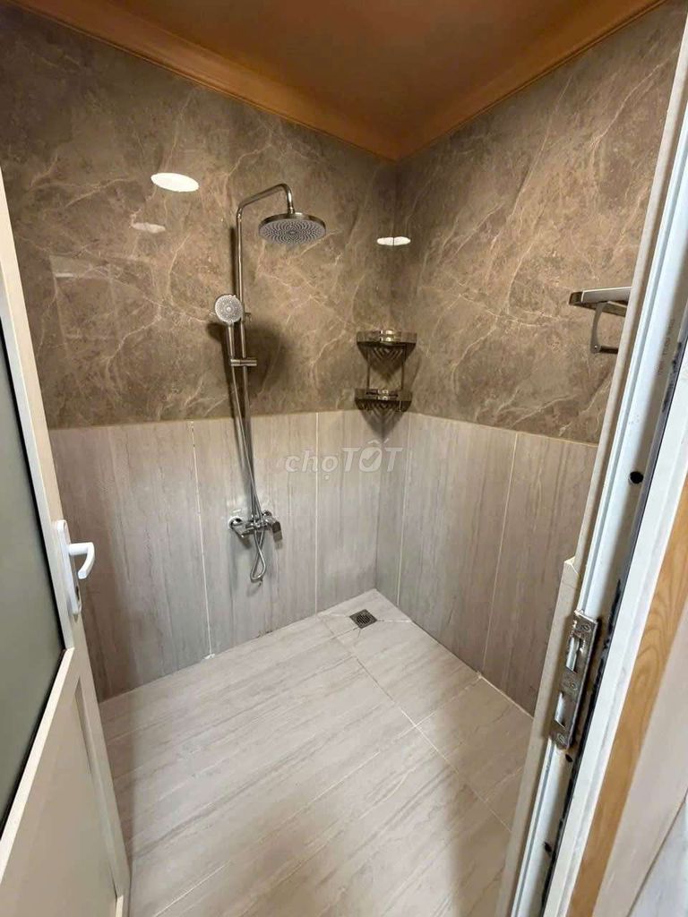 Новый меблированный дом с двором для машины в Hoà Quý — фото 6