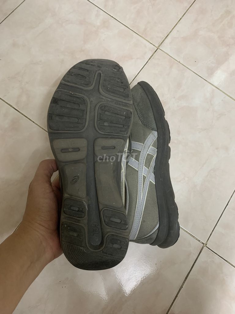 Giày thể thao Asics Xám 25.5cm. Mua bán Giày dép tại Quận Đống Đa Hà Nội được đăng bởi Nguyễn Tuấn hình 1