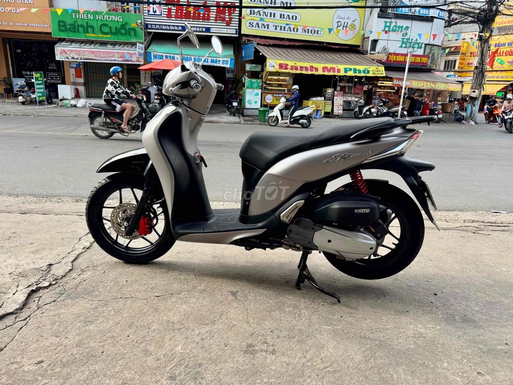 🔵🔵 SH Mode bạc đen đký cuối 2018 rất đẹp có góp. Mua bán Xe máy tại Thành phố Biên Hòa Đồng Nai được đăng bởi XE MÁY CŨ THÀNH MỸ  hình 4