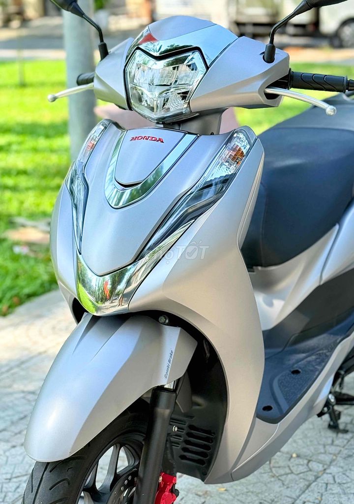 Honda Lead 2022 серебристый 7000 км