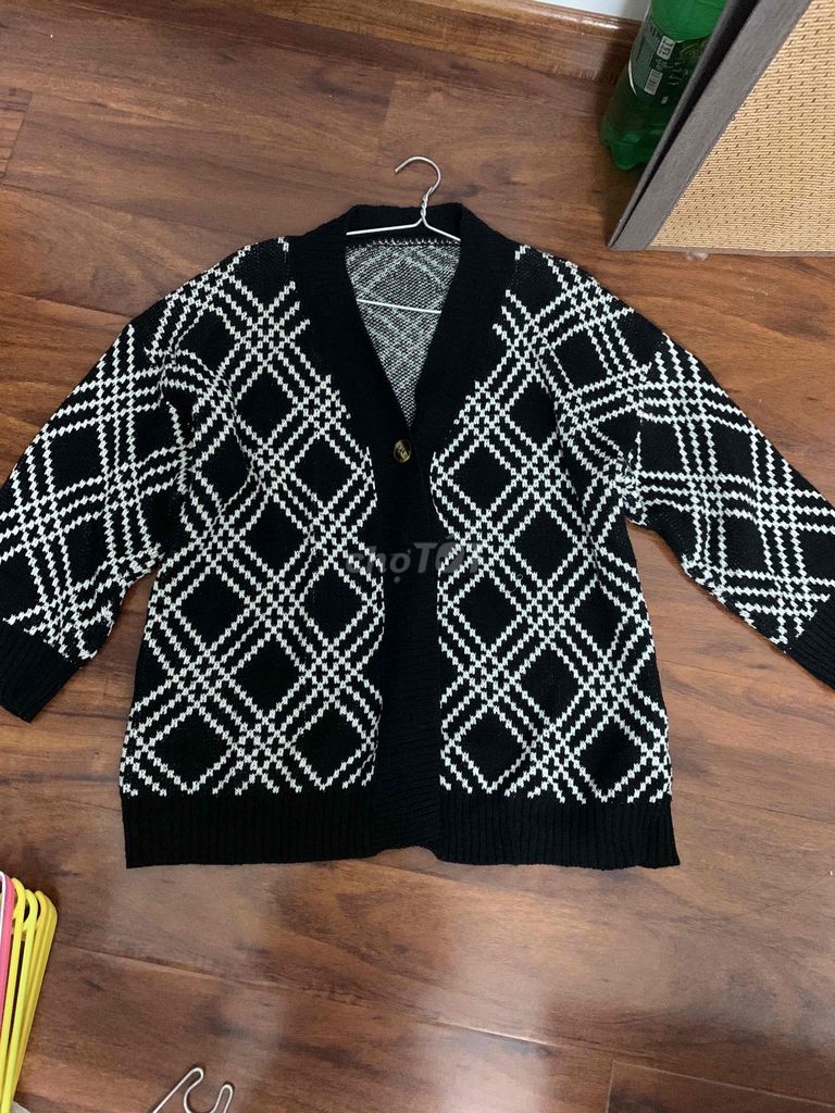 Áo khoác cardigan nữ Len đen trắng. Mua bán Quần áo tại Thành phố Huế Thừa Thiên Huế được đăng bởi Nhật Anh Hoàng Nữ hình 1
