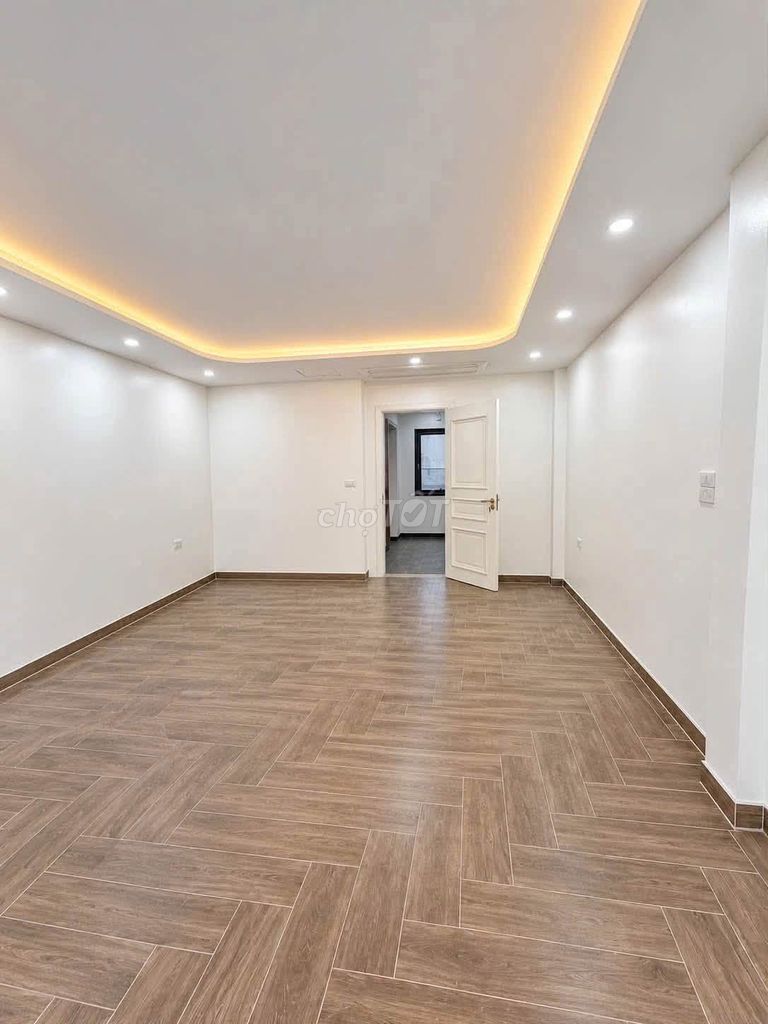 Продам 8-этажный дом в Ким Ма, Ба Динь, избегая автомобилей, бизнеса