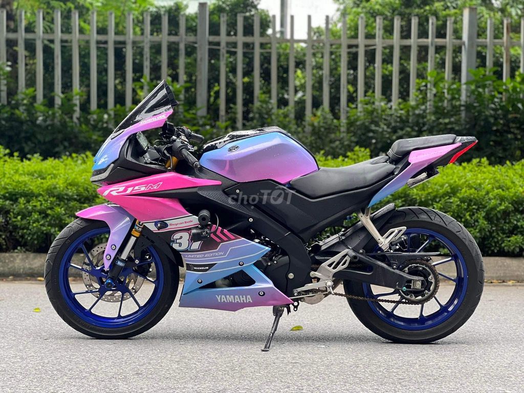 Yamaha R15V3 dán decal tím mộng mơ 16t nhận xe