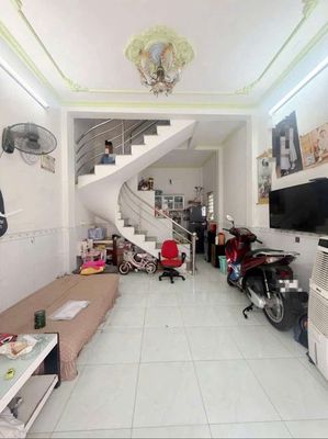 Hơn 2 tỷ xíu, có nhà 2 tầng, sổ hồng riêng, 2PN, 2WC, Quận 12