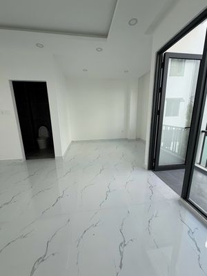 Mặt bằng Tầng 1, thang máy, máy lạnh, 120m2, trống suốt tại Long hậu