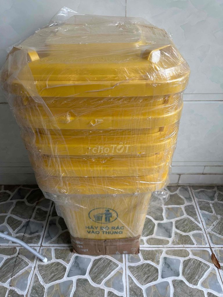 Thùng rác nhựa 60L Vàng có nắp bánh xe Mới 100%. Mua bán Thiết bị vệ sinh, nhà tắm tại Thành phố Biên Hòa Đồng Nai được đăng bởi Lotus hình 1