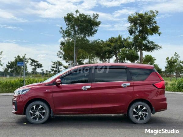 Красный Suzuki Ertiga на 7 мест