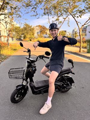 Xe máy điện Yadea SK8 Đen