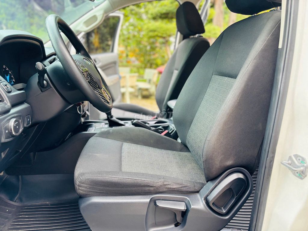 Ford Ranger XLS 2.2 4x2 AT 2018 - 37000 km. Mua bán Ô tô tại Thành phố Dĩ An Bình Dương được đăng bởi trần thị khánh huyền  hình 8