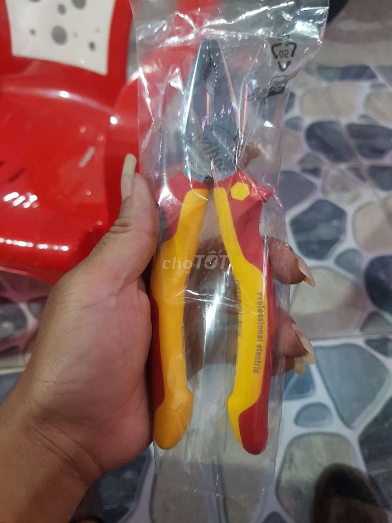 Kìm điện Wiha Đỏ vàng. Mua bán Đồ chuyên dụng, Giống nuôi trồng tại Huyện Long Phú Sóc Trăng được đăng bởi Store Hời Ghê hình 1