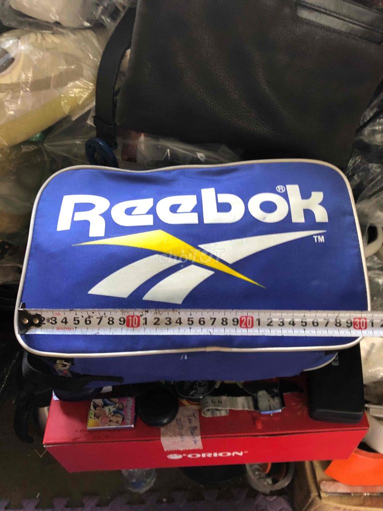 một em túi đựng giày hiệu Reebok size 22*35