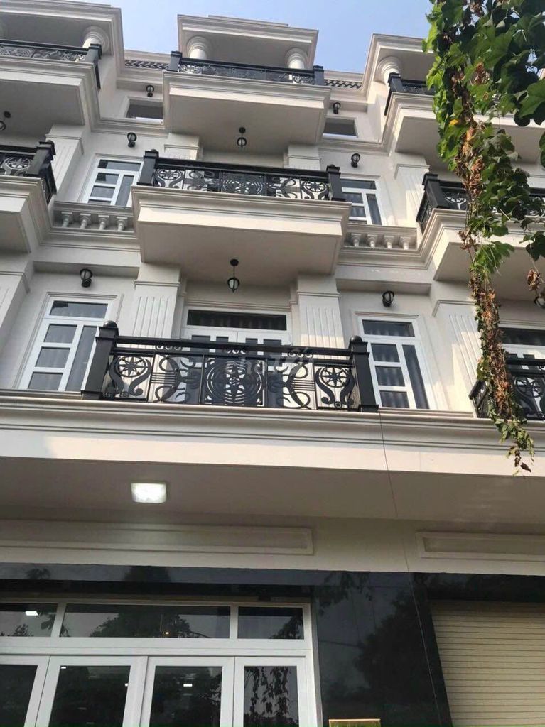Аренда · 4 комн. · 256 м² · Quận 12, ул. Điền Thuận Star Hills