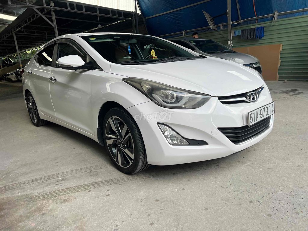 Hyundai Elantra 2014 белая 250.000 км