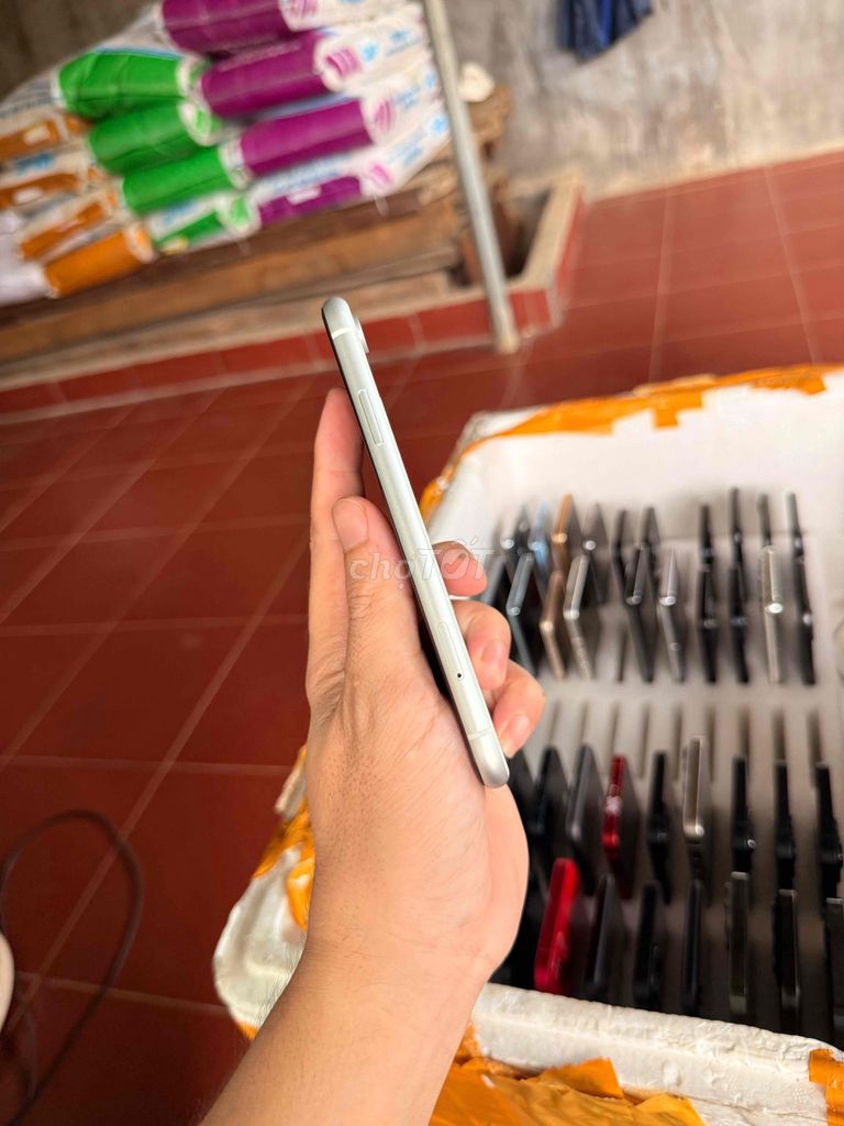 Apple iPhone XR Đỏ Đen Pin mới. Mua bán Điện thoại tại Quận Gò Vấp Tp Hồ Chí Minh được đăng bởi Quảng Phạm Mua Iphone Lock và QT  HCM hình 1