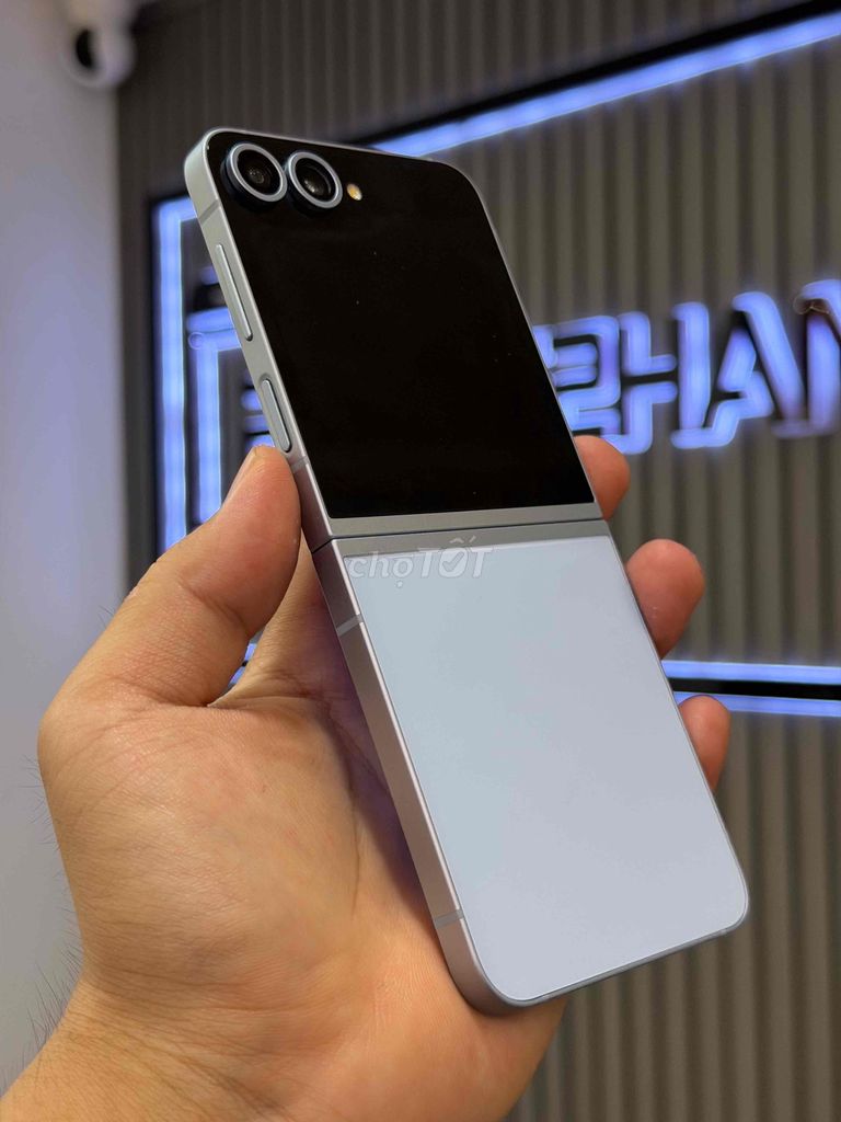 Samsung Galaxy Z Flip6 256GB Bạc 98%. Mua bán Điện thoại tại Quận 3 Tp Hồ Chí Minh được đăng bởi Phone2Hand hình 1