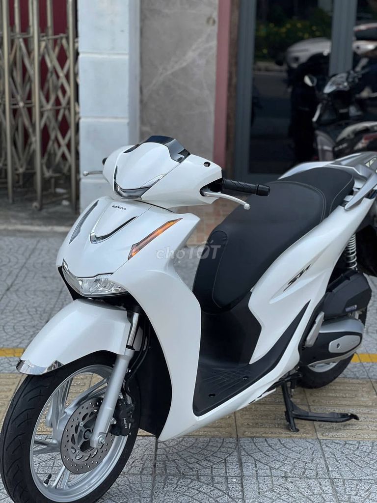Владелец суперсерфера Хонды SH 125i 2026