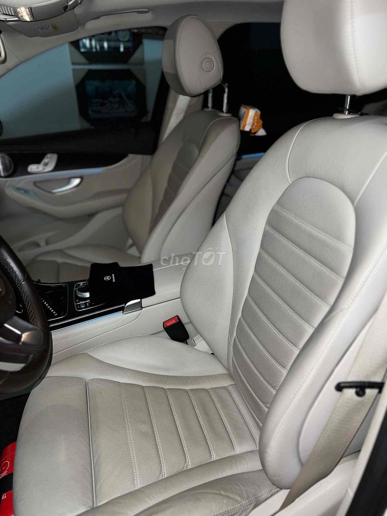 Mercedes Benz GLC 2017 300 4Matic - 30500 km. Mua bán Ô tô tại Quận 10 Tp Hồ Chí Minh được đăng bởi Thoại Minh Huỳnh hình 6