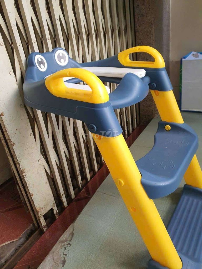 Bệ bồn cầu nhựa Xanh, vàng, trắng. Mua bán Mẹ và bé tại Quận 8 Tp Hồ Chí Minh được đăng bởi Minh hai hình 1