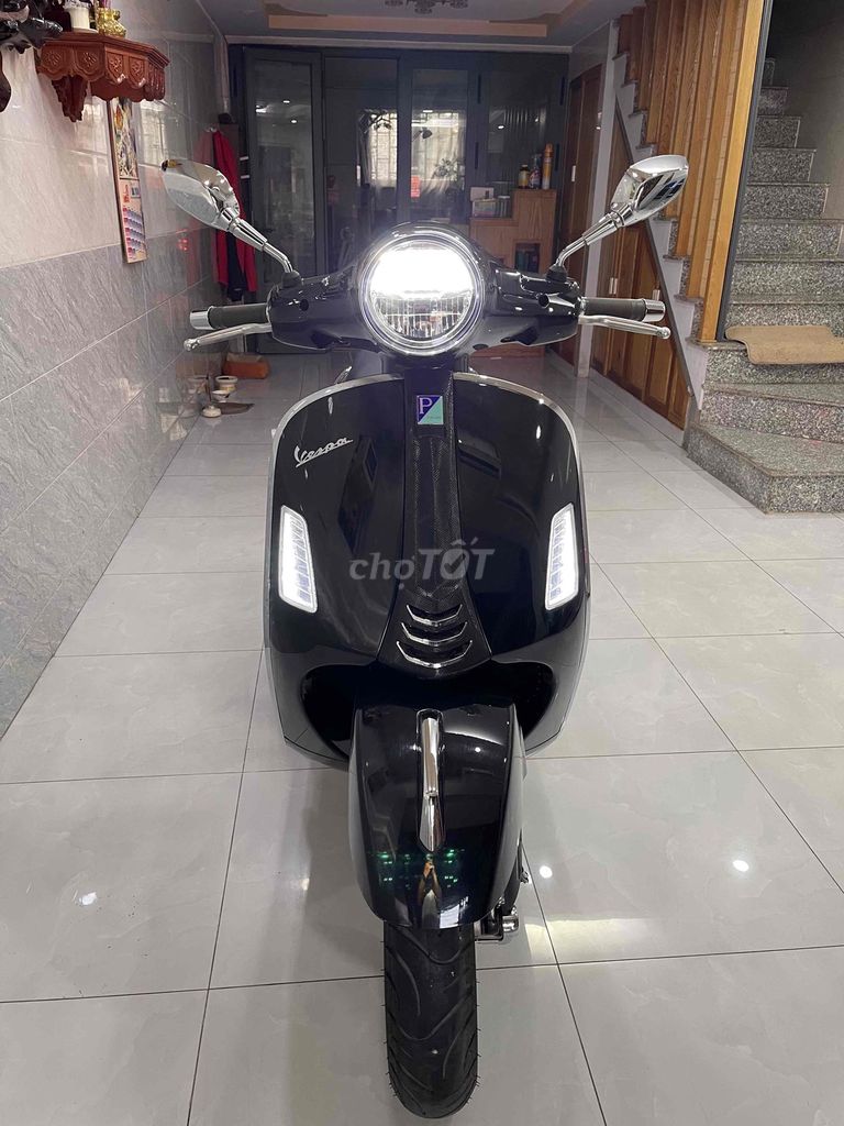 Piaggio Vespa GTS 150 Black 4000 km