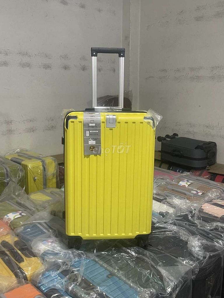 Sale vali kéo nhựa khóa số Vàng size 24. Mua bán Túi xách tại Quận Tân Bình Tp Hồ Chí Minh được đăng bởi Phạm Thị Ny Ny hình 1