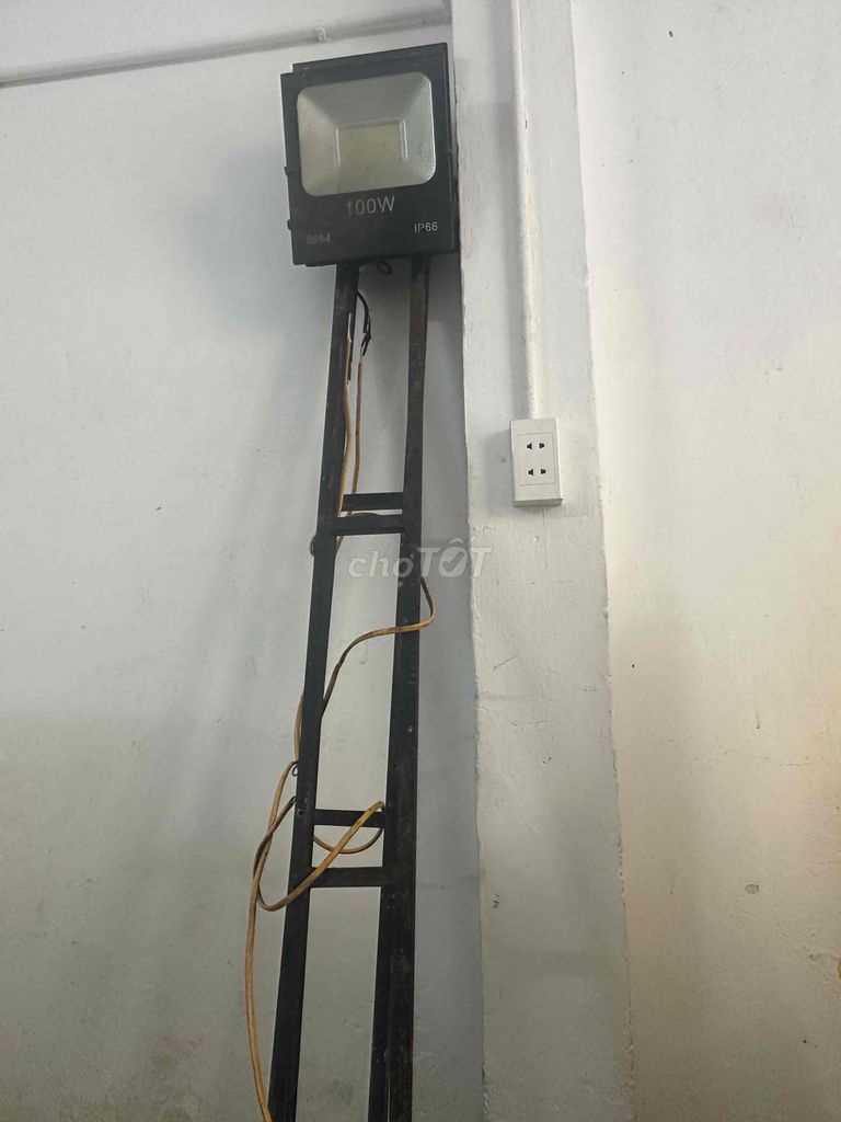 Đèn pha chân sắt 100W IP66. Mua bán Đèn tại Quận Hải Châu Đà Nẵng được đăng bởi Lê xuân cường hình 1