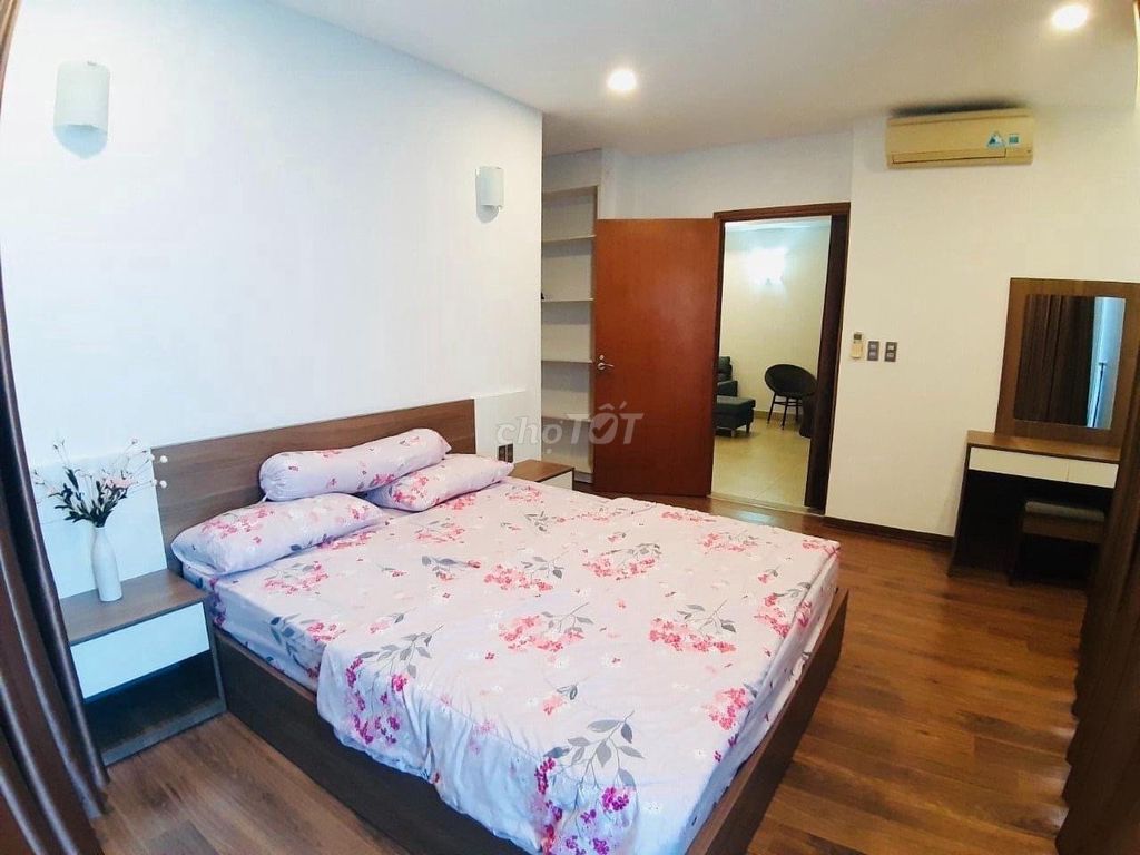 Cần bán gấp căn hộ 2 phòng ngủ chung cư Indochina Bạch Đằng.