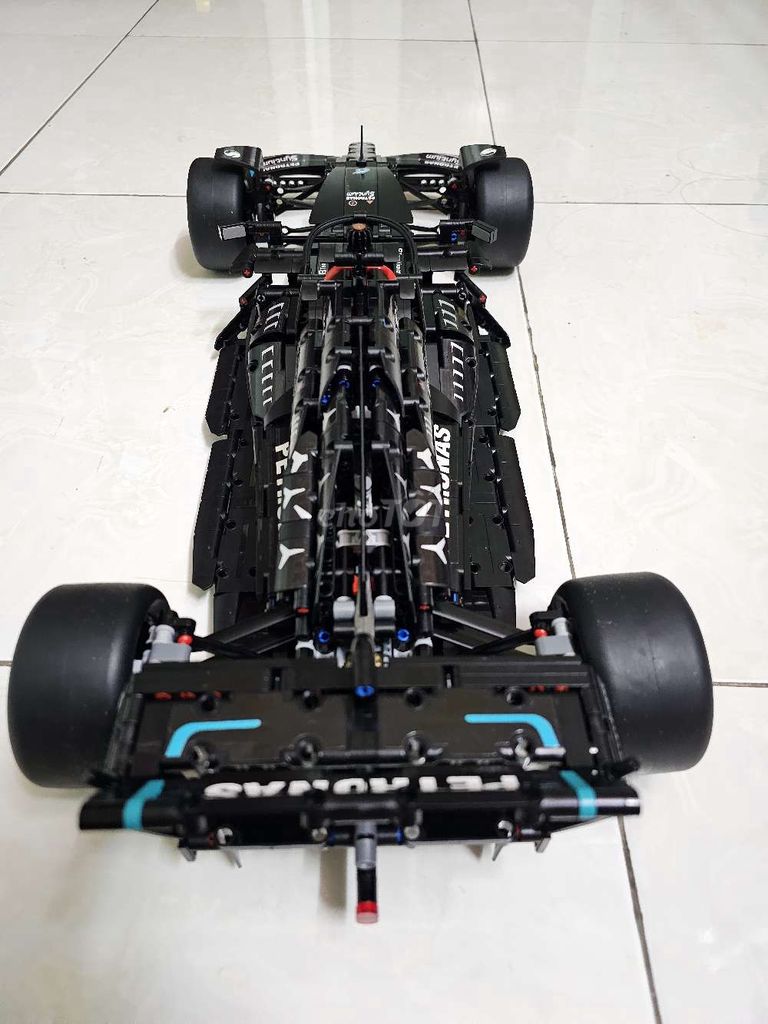 Mercedes AMG F1 tỉ lệ 1:8