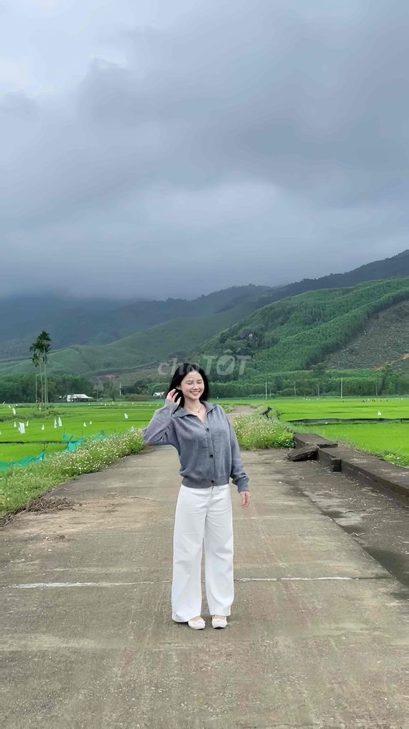 Áo len nữ màu ghi. Mua bán Quần áo tại Thành phố Dĩ An Bình Dương được đăng bởi Đan Linh hình 1