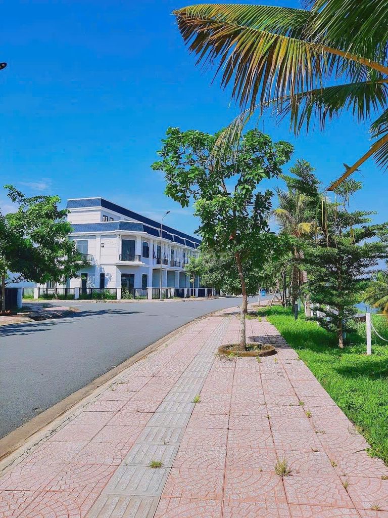 Bán Đất Nền, Tp vê tinh Nam SG. Ngay Hưng Long, BC.Giá: 2 tỷ. Dt: 80m2