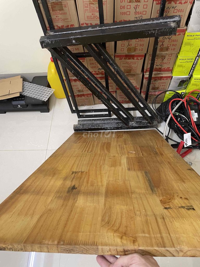 Bàn làm việc Chữ Z Gỗ - chân sắt. Mua bán Bàn ghế tại Thành phố Buôn Ma Thuột Đắk Lắk được đăng bởi Cầm Đồ Pro hình 1