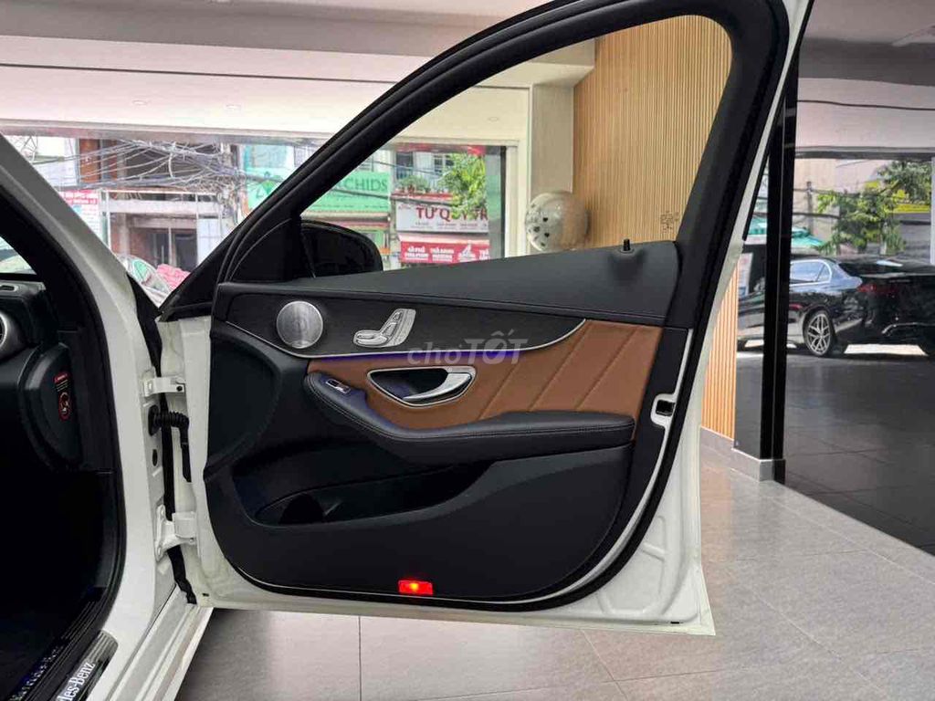 Mercedes Benz C Class 2019 C 300 AMG - 39000 km. Mua bán Ô tô tại Quận Tân Phú Tp Hồ Chí Minh được đăng bởi Xe Lướt Sài Gòn Miền Nam hình 14