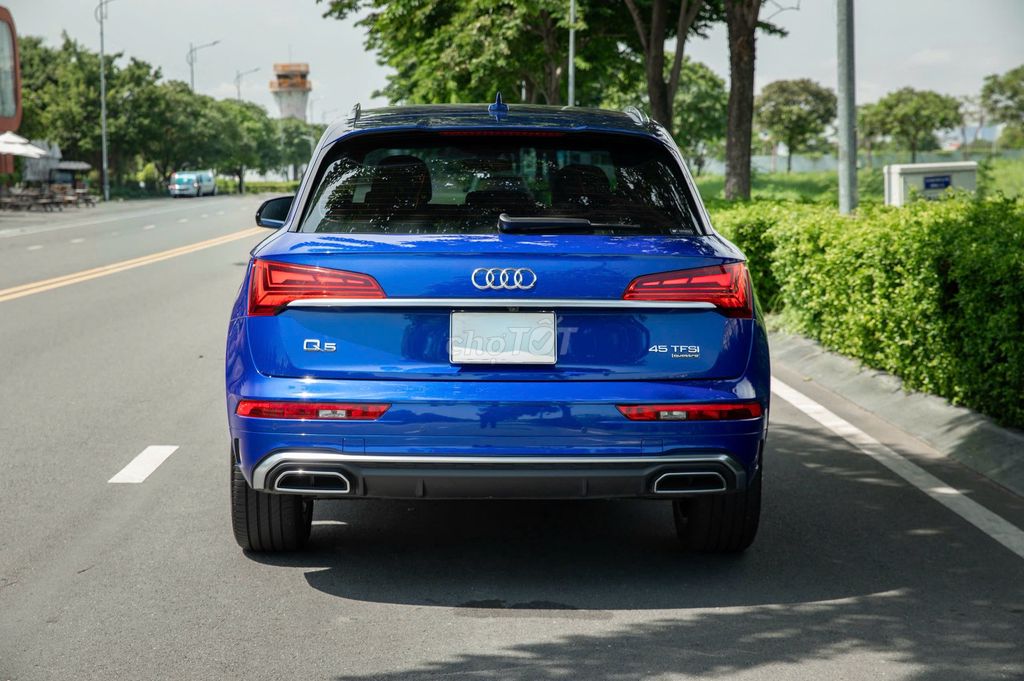 Audi Q5 45TFSI 2021 синий 3200 км