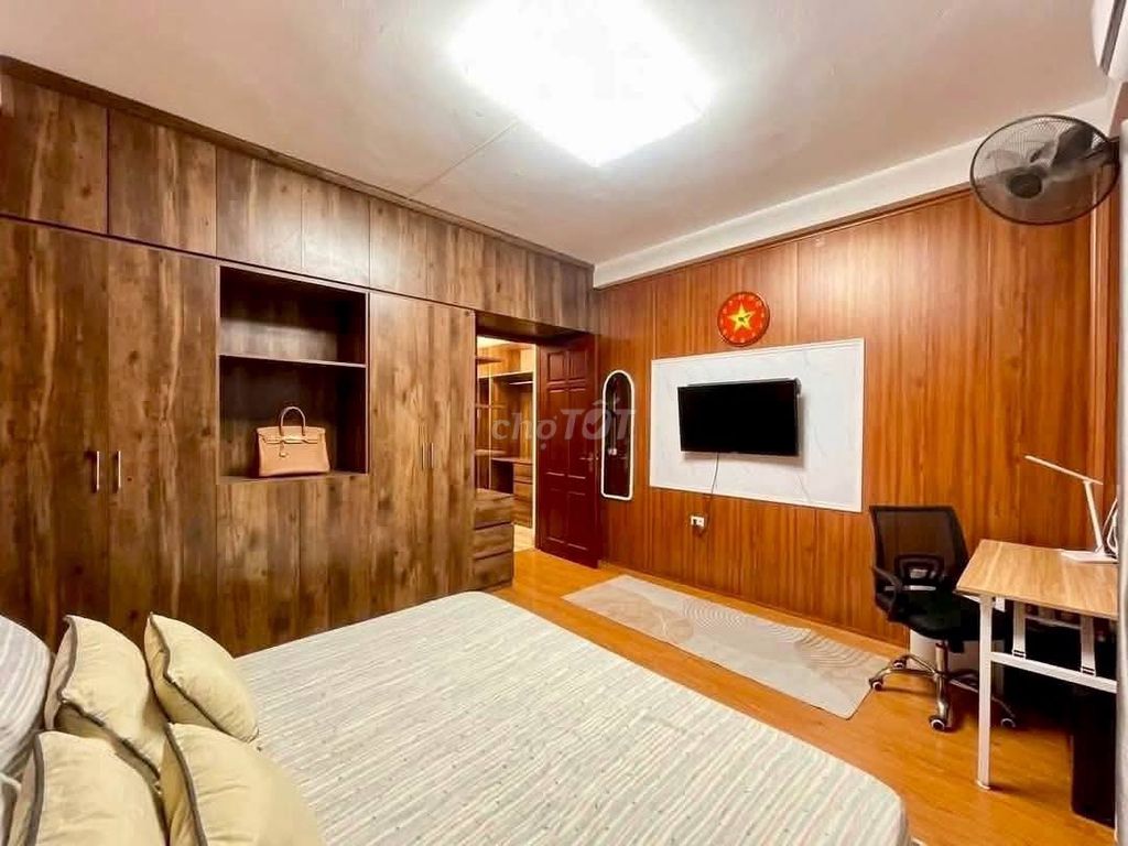 Дом постройки Phú Đô, угловой, 5 этажей, 33 м²
