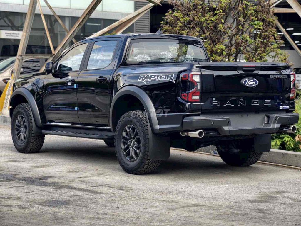 Ford Raptor V6 giảm giá kèm quà tặng