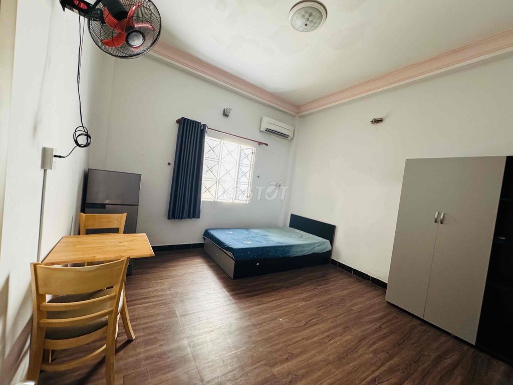 Phòng cửa sổ lớn 25m2 lầu1, mặt tiền, bếp riêng, CV HVT SânBAY TSN