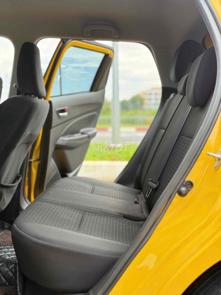 Suzuki Swift 2020 màu vàng, nhập Thái, odo 8 vạn. Mua bán Ô tô tại Huyện Hóc Môn Tp Hồ Chí Minh được đăng bởi Nguyễn Duy Khánh hình 8