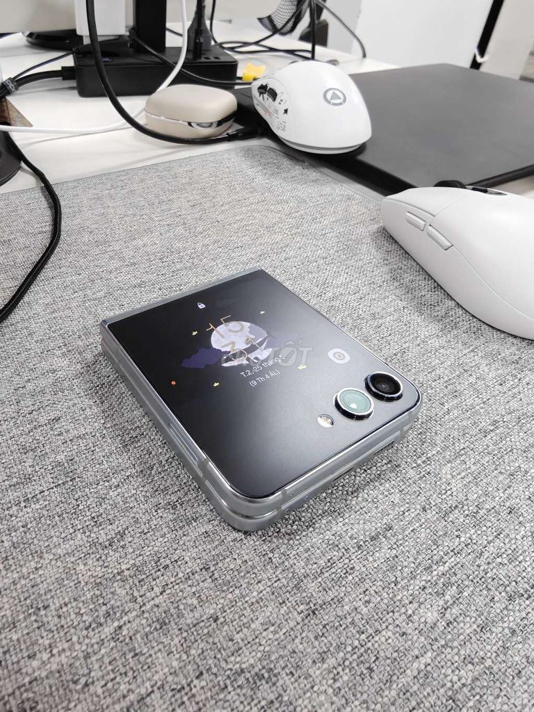 Samsung Galaxy Z Flip 5 Bạc. Mua bán Điện thoại tại Quận Cầu Giấy Hà Nội được đăng bởi Quy Nguyen hình 1