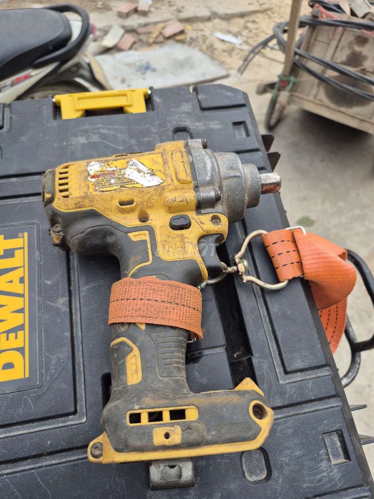 Máy siết bu lông Dewalt Vàng, Đen đã sử dụng. Mua bán Đồ chuyên dụng, Giống nuôi trồng tại Huyện Quốc Oai Hà Nội được đăng bởi thái  hình 1