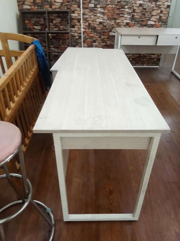Bàn học/làm việc gỗ trắng 1.5m. Mua bán Bàn ghế tại Quận 7 Tp Hồ Chí Minh được đăng bởi HUY hình 1