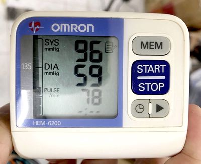 Máy đo huyết áp Omron HEM-6200