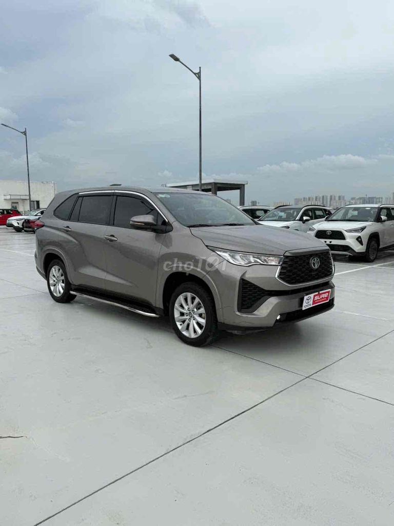 Toyota Innova Cross 2025 2.0V Đồng ánh kim